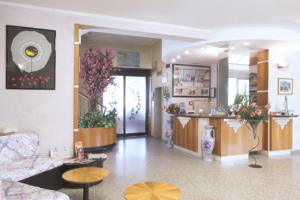 Hotel Usa Римини Екстериор снимка