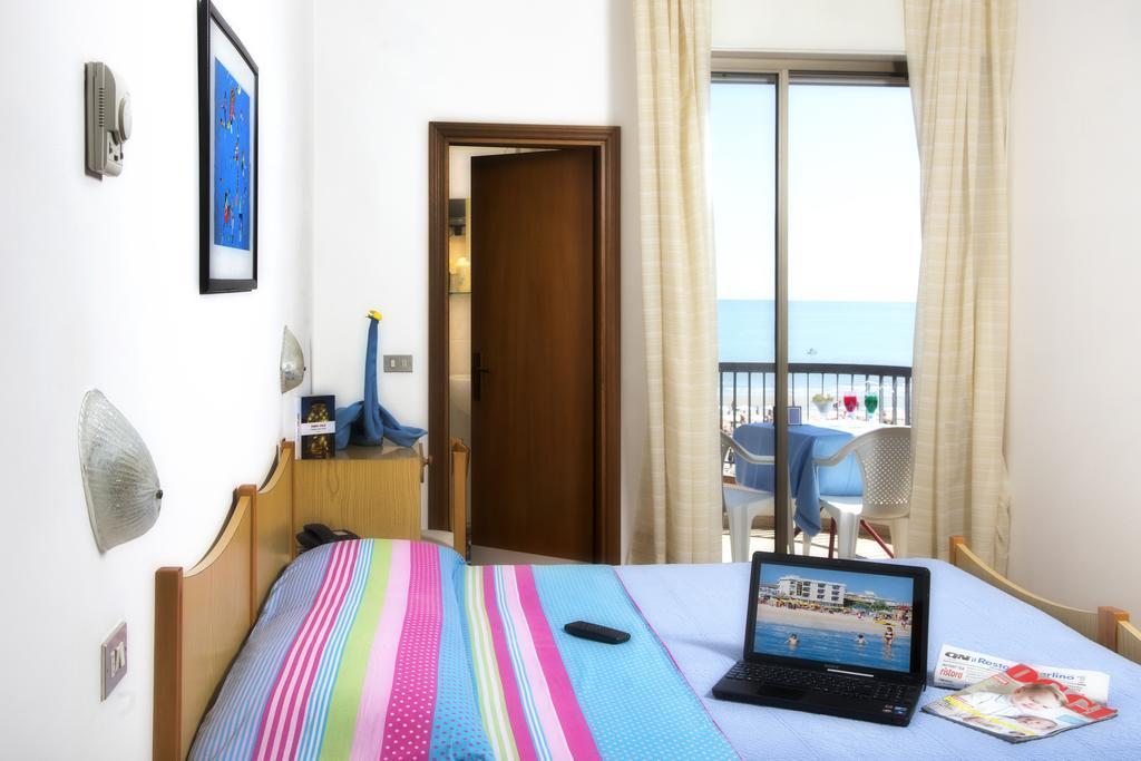 Hotel Usa Римини Стая снимка